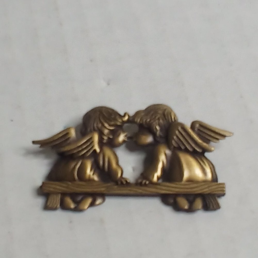 Vintage JJ Cherub Angels Sitting On Bench Kissing Broach Pin Pewter